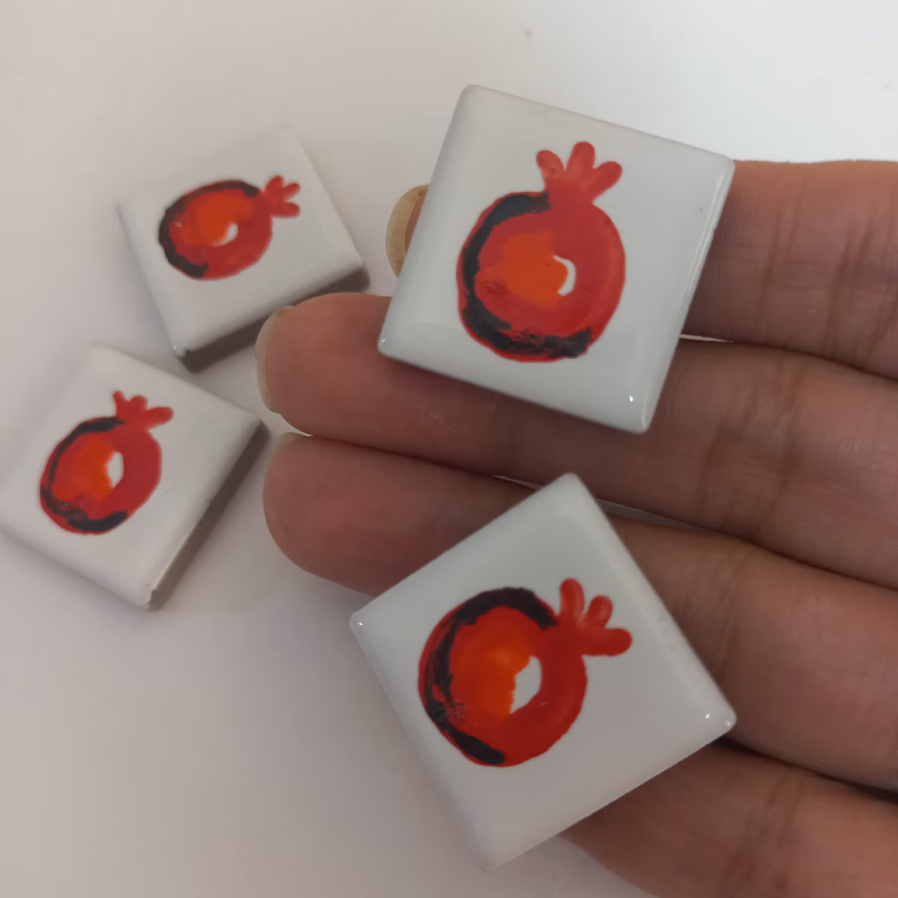 کاشی طرح انار با زمینه سفید مخصوص کار هنری ابعاد 2.5سانتیمتری