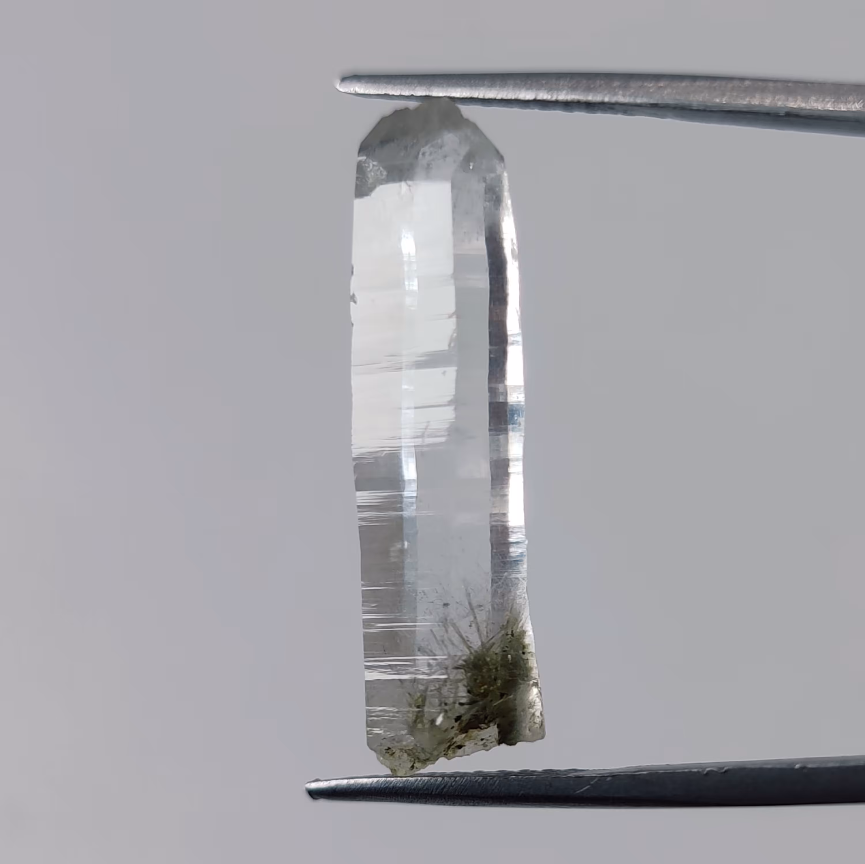 بلور کریستالی و شفاف سنگ کوارتز معدنی و طبیعی (دارای ادخال های زیبا)