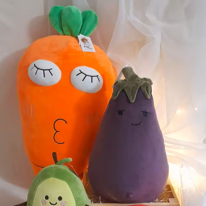 کوسن بالشتی عروسکی  هویج  اورجینال  65 سانت نانو چشم قلمبه برگ مفتولی