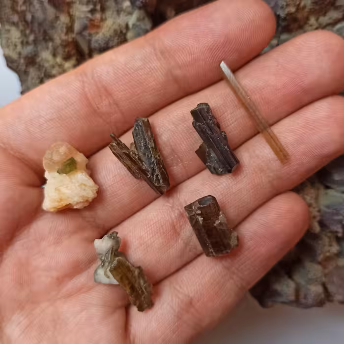 یک عدد بلور تورمالین سبز زیتونی کلکسیونی CT1