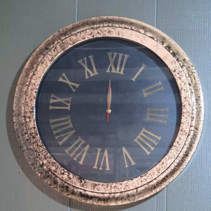 ساعت دیواری تمام چوب با رنگ پاشی سفارشی و موتور آرام گرد با 2 سال گارانتی