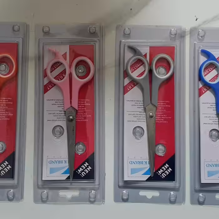 قیچی آرایشگری و اصلاح موی سر و ریش و سبیل و ابرو و......سایز بزرگ قیچی مارک ریلکس Relax اصل 
مناسب برای همه سلیقه ها 