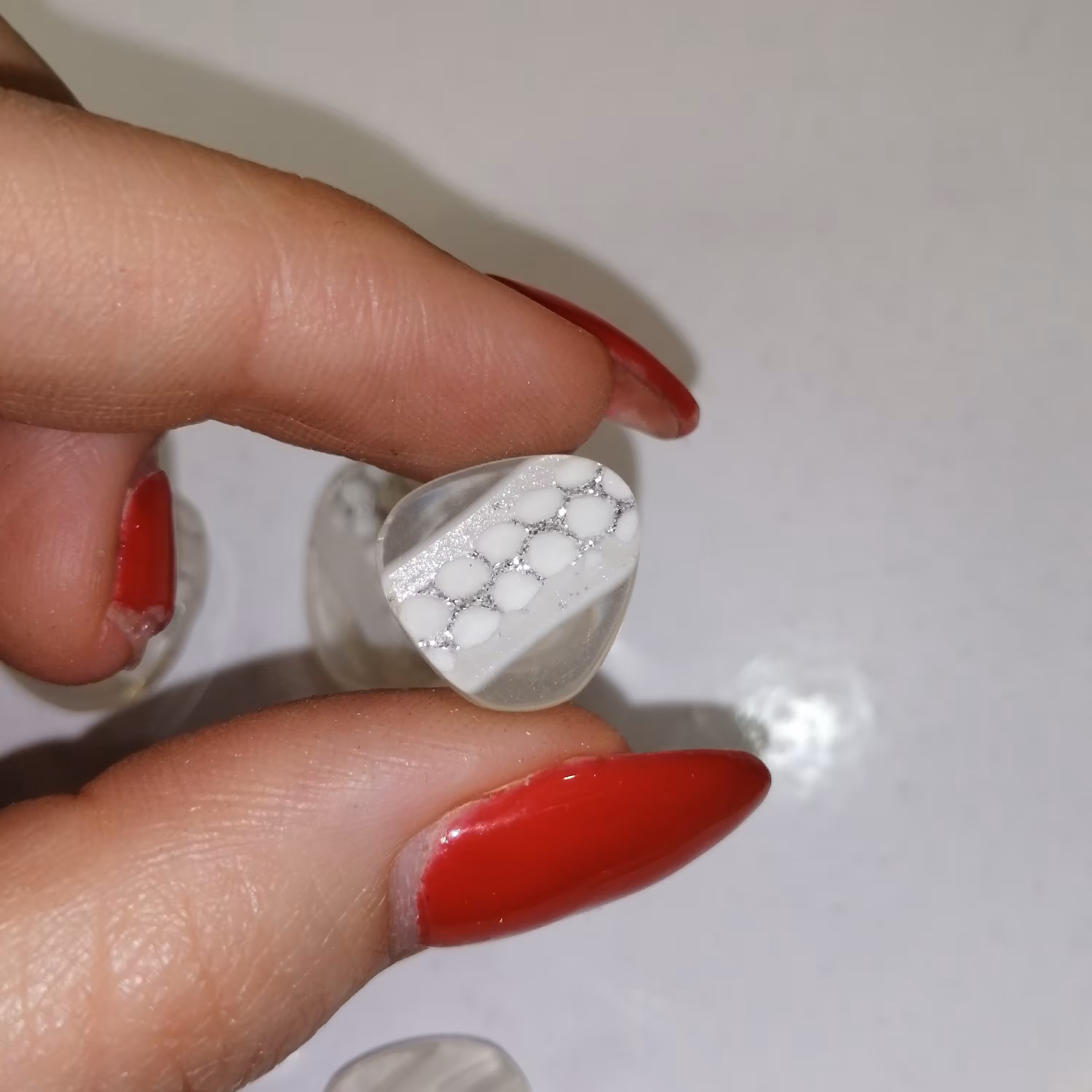 دکمه لباس سفید و 2کوچک 3 بزرگ مثلث اکلیلی بسته 5 عددی 