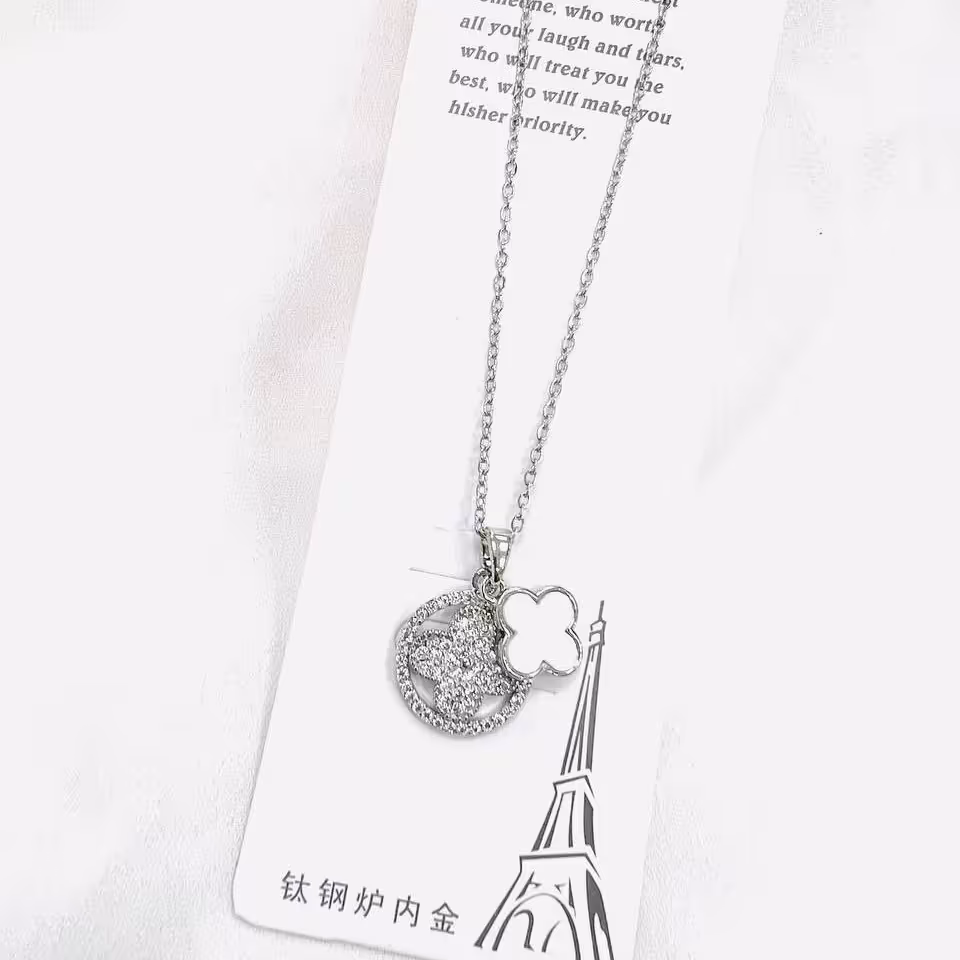 گردنبند استیل، استفاده مداوم و ضد حساسیت
در طرح های مگنتی نگین باگت و پایه چرخشی