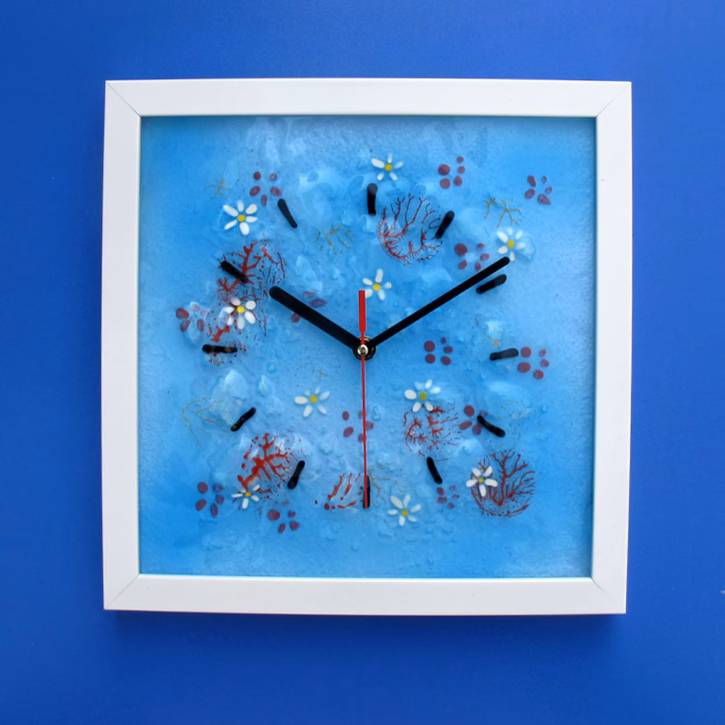 ساعت دیواری آمینا طرح بهارانه(قاب سفید)