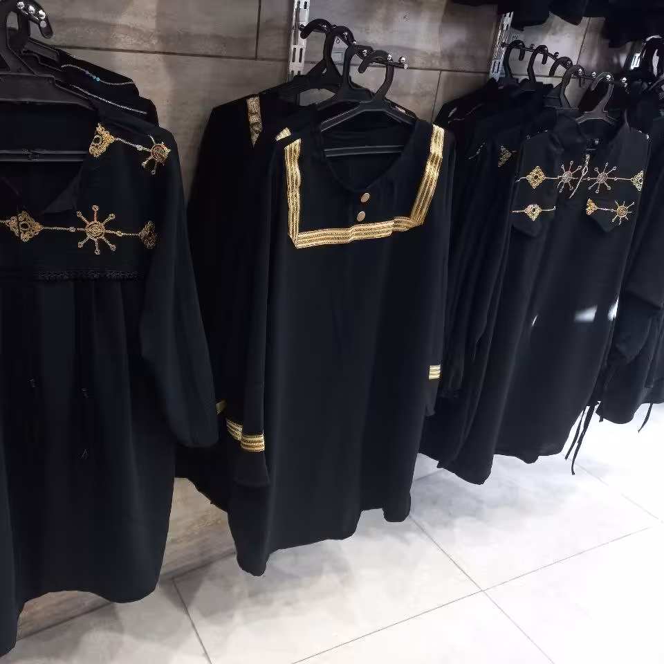 مانتو مشکی خرج کار نواری ابروبادی 