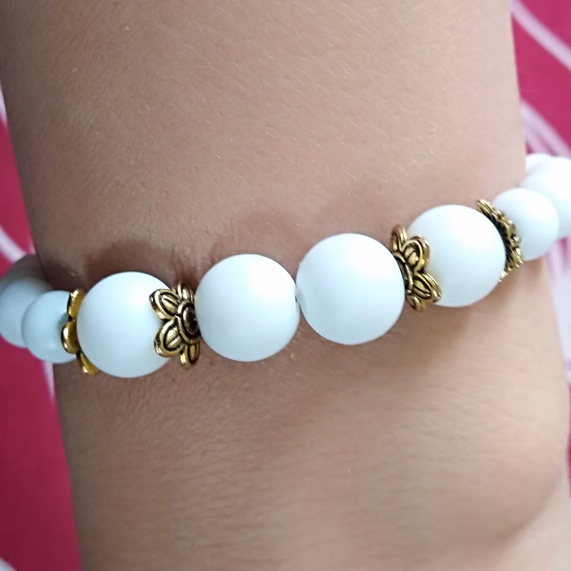 دستبند کشی سنگ اونیکس با طراحی زیبا در رنگ سفید با سایز دلخواه