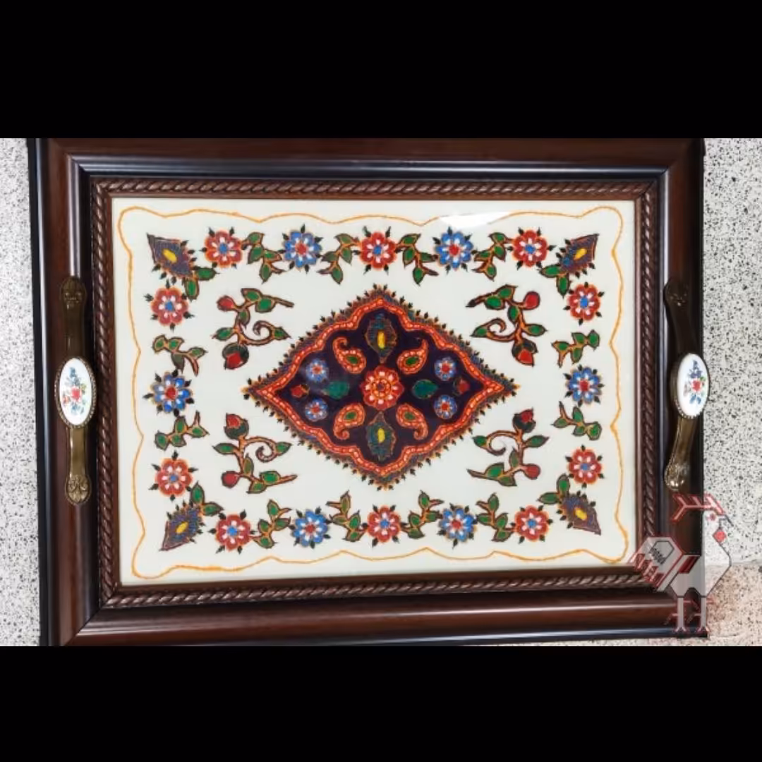 ته سینی پته تک رنگ پارچه ی پته سفید سایز متوسط جنس سینی چوب میباشد