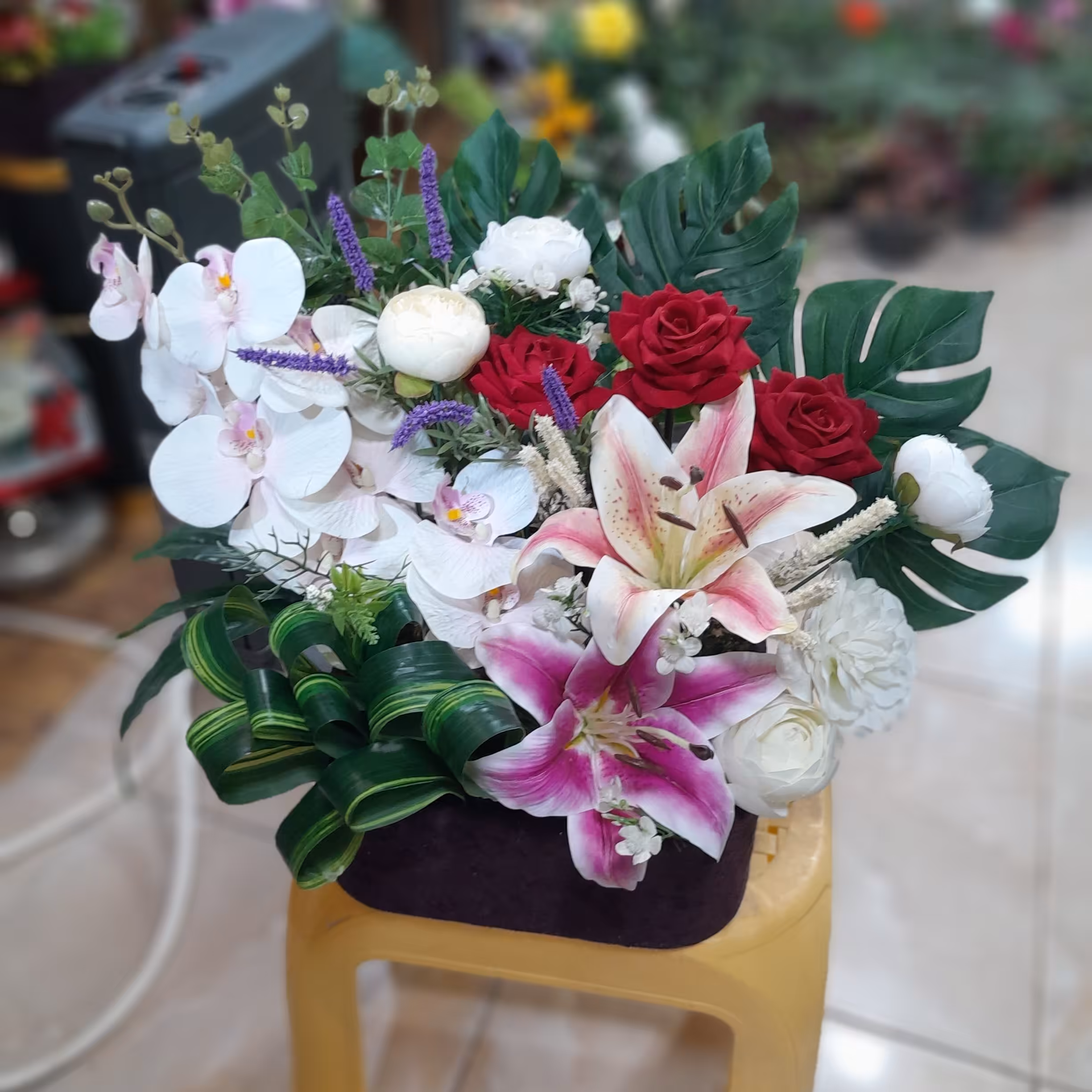 باکس گل مصنوعی رز ارکیده با لیلیوم درجه یک لمسی
