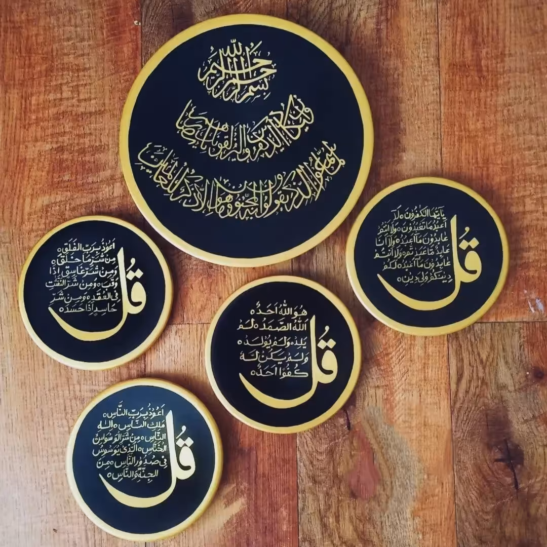 دیوارکوب سفالی طرح وانیکاد ونیکاد و چهار قل مشکی ست 5 عددی سایز 3 گالری ماه آسمانی 