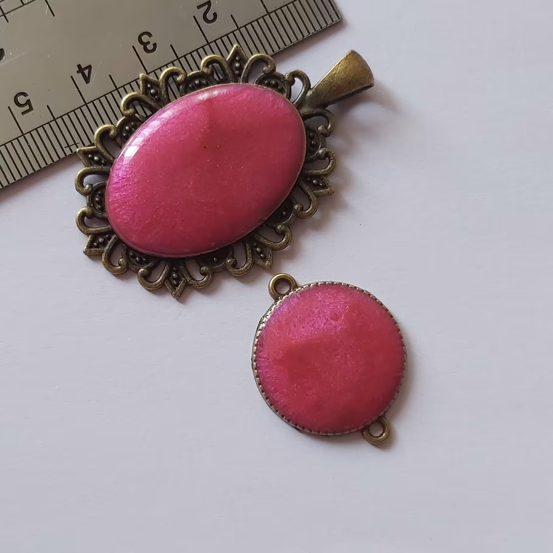 ست پلاک گردنبندی ودستبندی رزینی صورتی مدل‌ بیضی