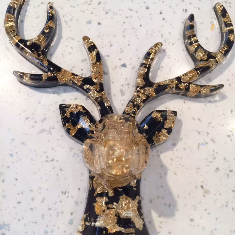 سردیس گوزن ساخته شده از رزین و ورق طلا و نقره  ابعاد 15 در 16 سانتی متر