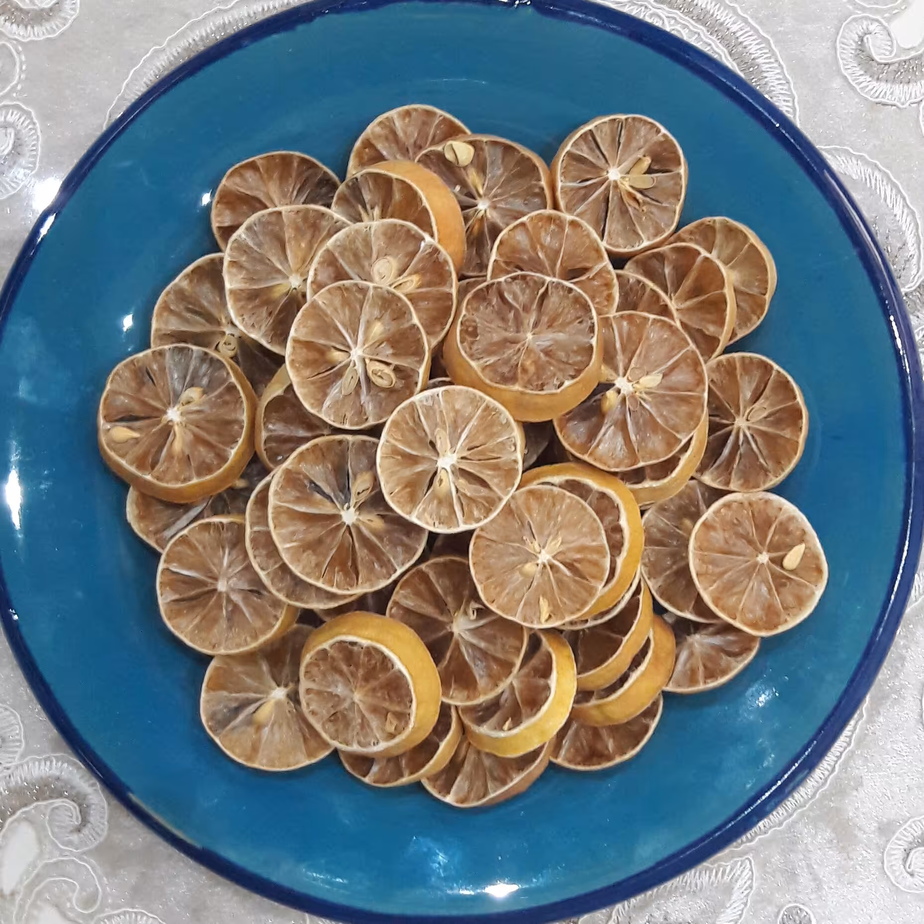 لیمو عمانی خشک شده در آفتاب امسالی کاملا بهداشتی و تازه با رنگ و طعم عالی 30 گرمی