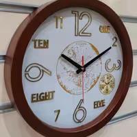 ساعت دیواری سیتیزنRsگردشماره مولتی برجسته سایز 38 موتور آرامگرد قهوهای طرح چوب رنگبندی سفید طوسی مشکی قهوهای