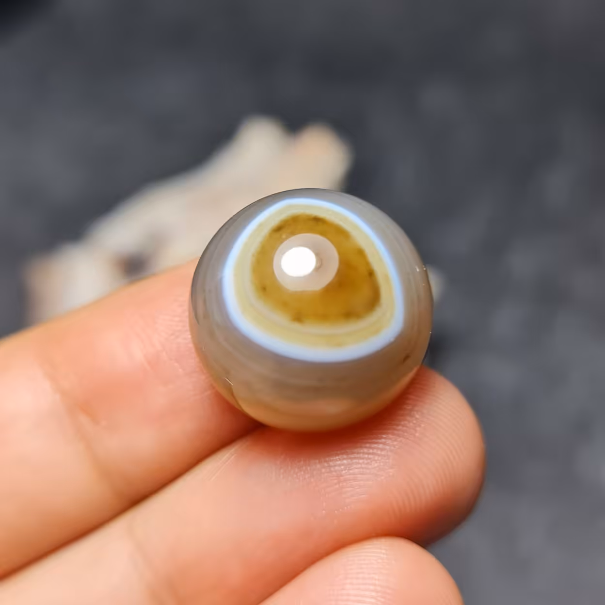  نگین زیبای سنگ عقیق سه پوست خوش رنگ معدنی
کد 28615
