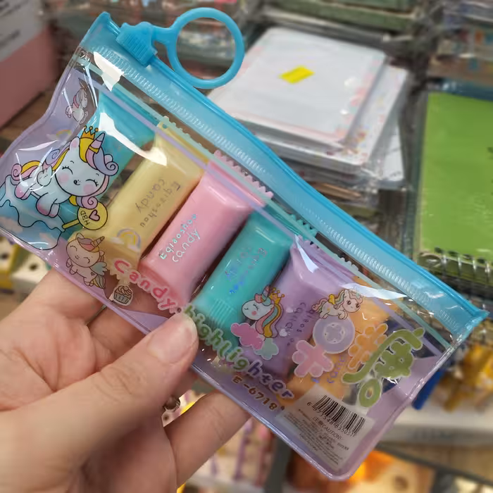 هایلایت آبنباتی کوچولو  و بامزه برای بچه ها با قیمت خیلی مناسب که 6تا رنگم داره جامدادیش هم جداگانه قابل استفادست