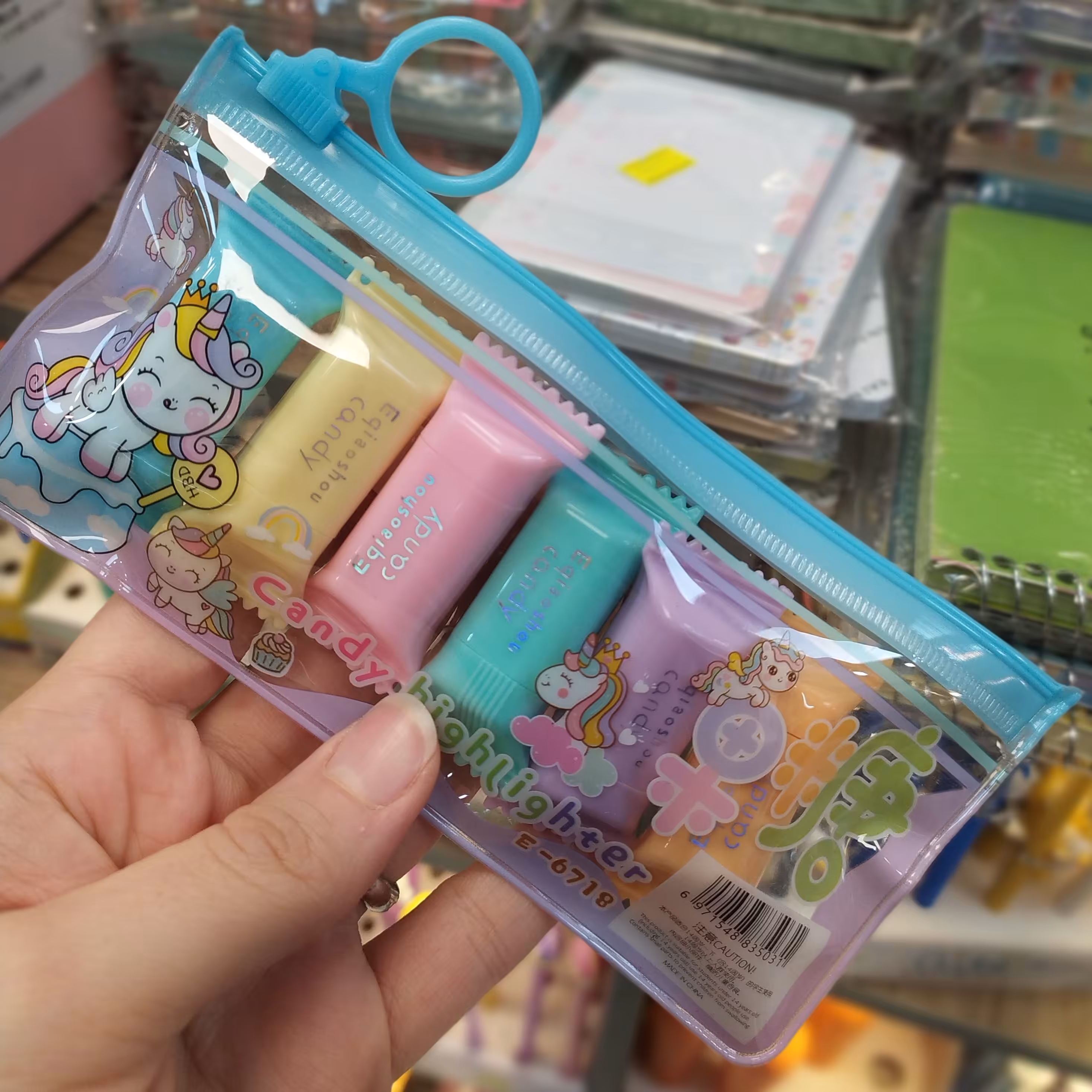 هایلایت آبنباتی کوچولو  و بامزه برای بچه ها با قیمت خیلی مناسب که 6تا رنگم داره جامدادیش هم جداگانه قابل استفادست