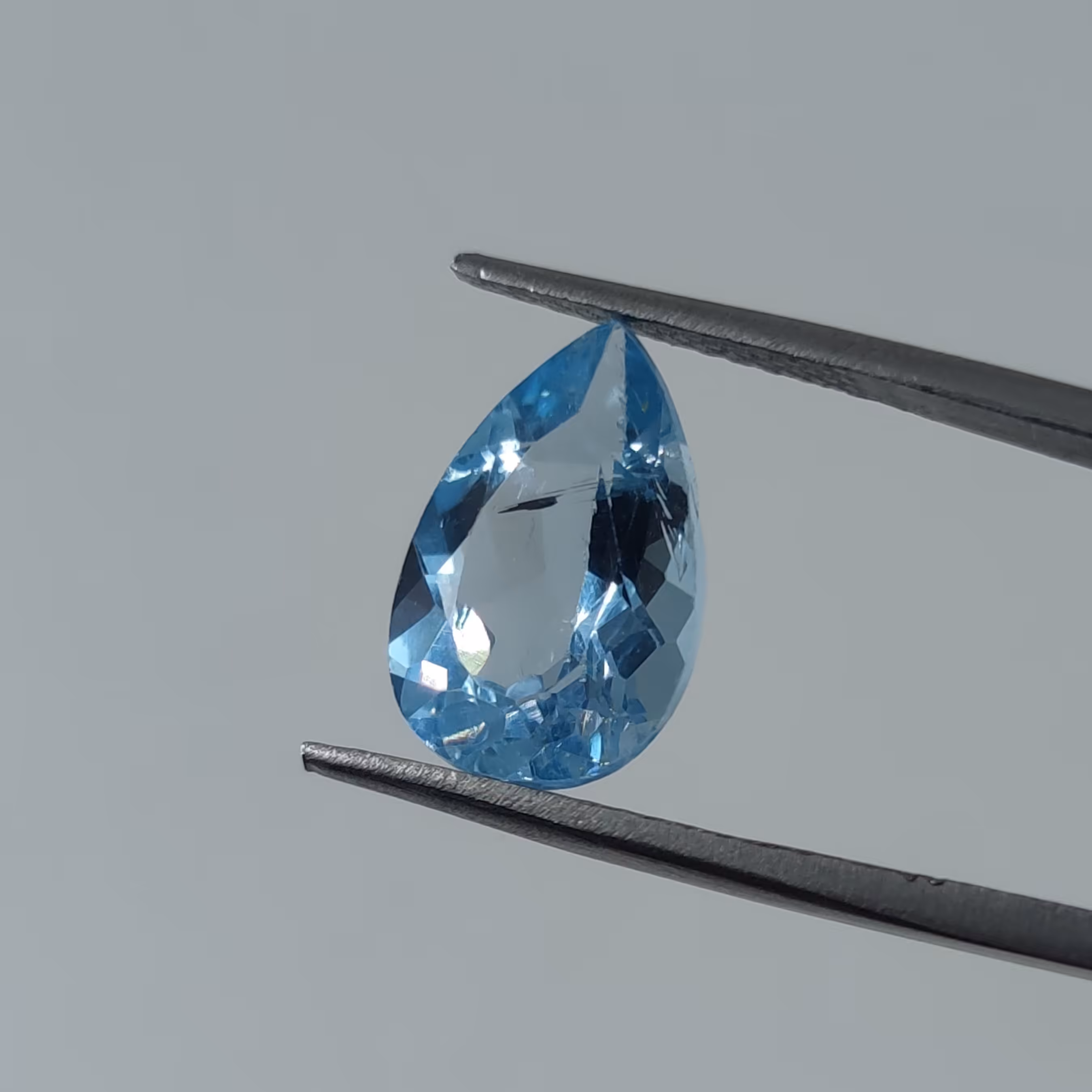 نگین سنگ توپاز معدنی کشور سوئیس تراش اشک