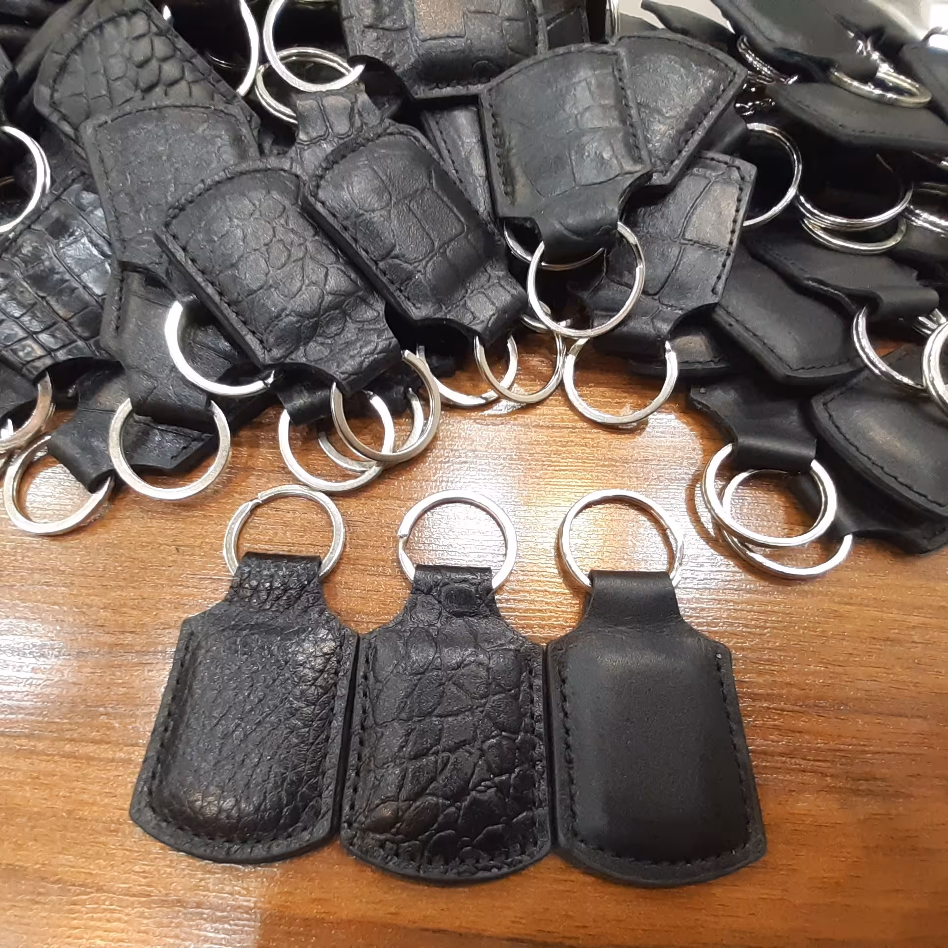 جاکلیدی چرم طبیعی در جه یک تک و تعداد مناسب جهت هدیه دادن ،استفاده روزمره