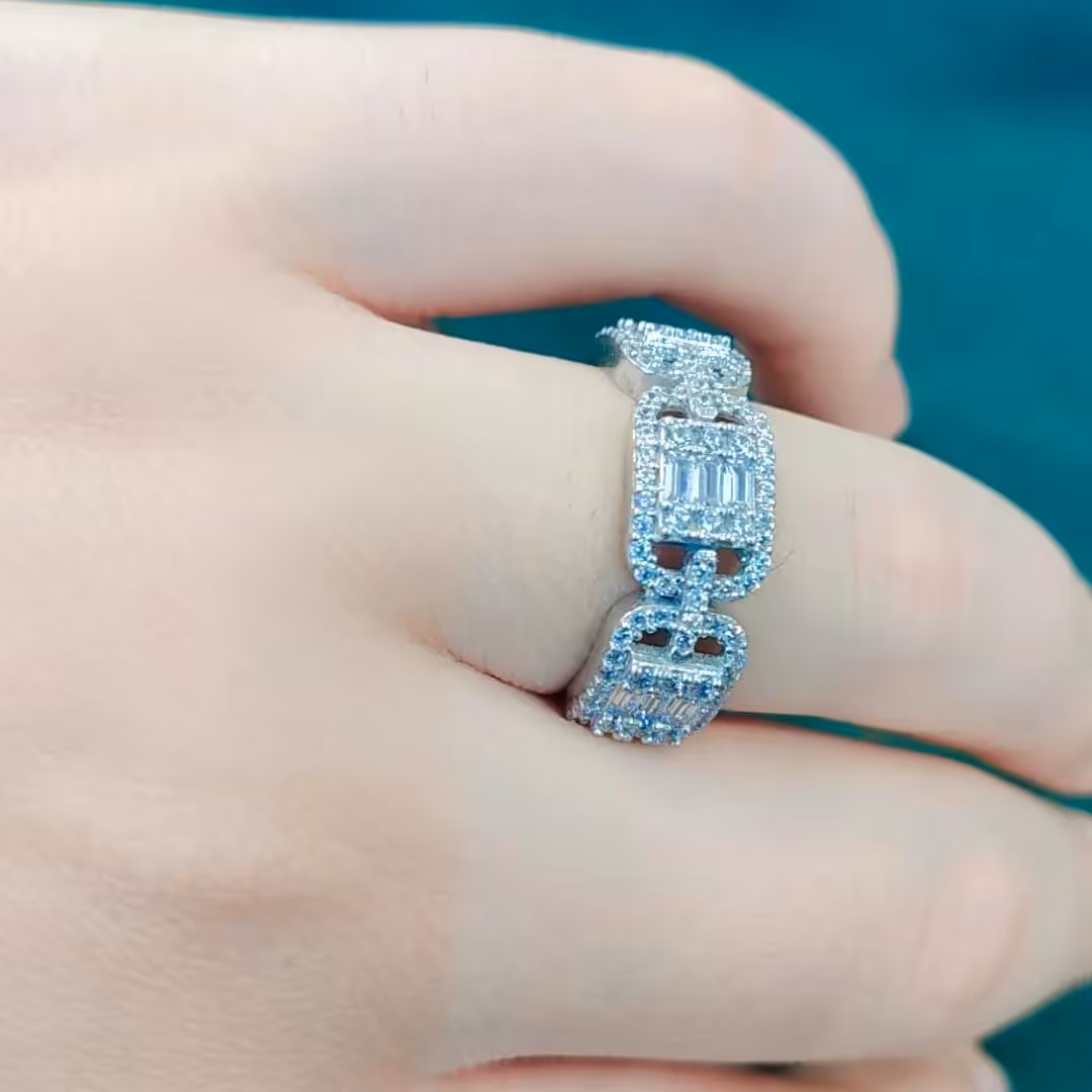 انگشتر زنانه  نقره  عیار 925 نگین اتمی مخراج کاری شده براق و طراحی جذاب 