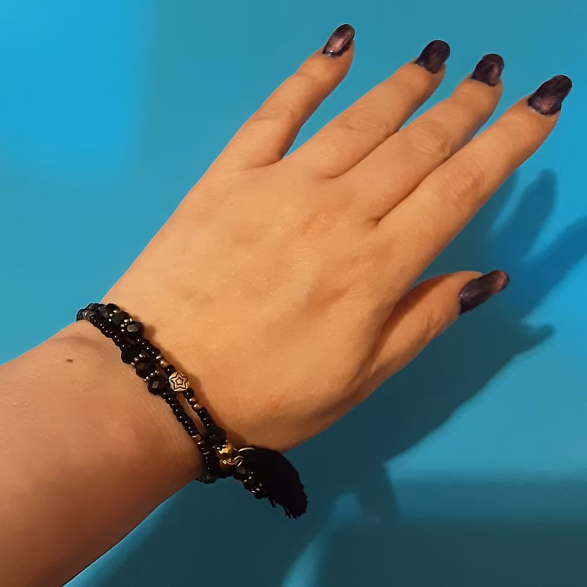 دستبند منگوله و آویز دار.2دور.کار شده با سنگهای مشکی .دانه ها و رینگهای برنزی و پلاک های برنجی.فری سایز