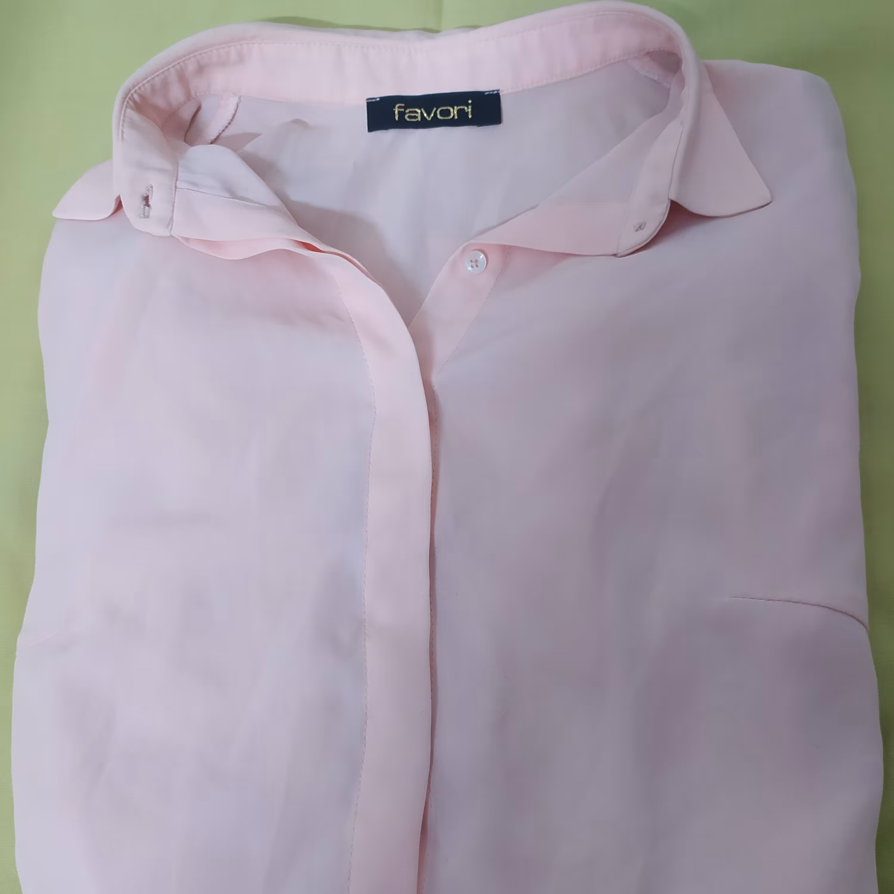 شومیز کرپ حریر     یقه  مردانه آستین مچی دکمه مخفی 