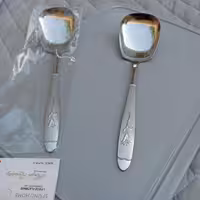 قاشق آجیل خوری طرح گل میخک دارای وکیوم تعداد یک عددی جنس فولاد زد زنگ عیار 18 ضخامت 3 میل 