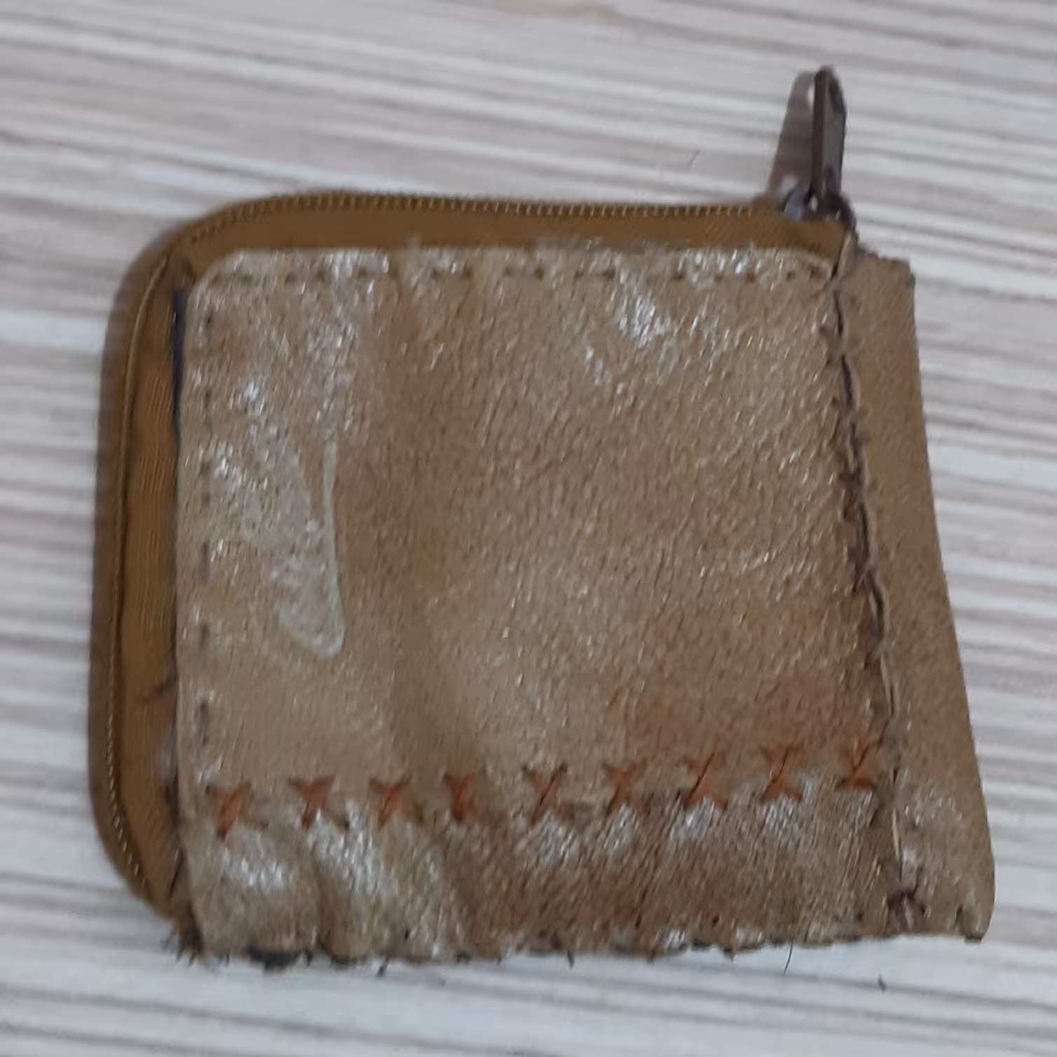 کیف پول وعابربانک چرم طبیعی ودستدوز تکه دوزی شده 10در11سانتیمترکرم رنگ در زیپ
