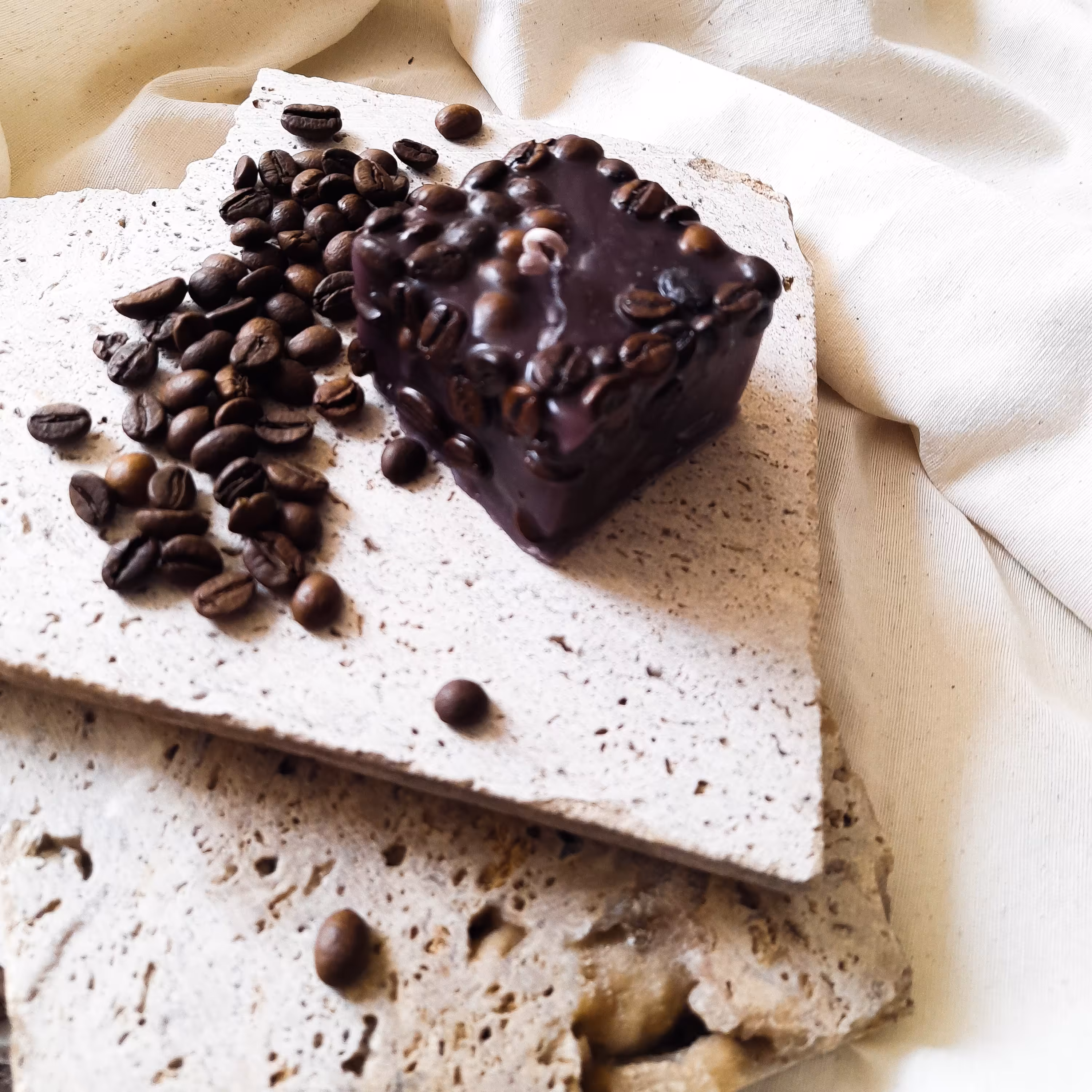 شمع  تزیینی دستساز مدل مکعبی  طرح قهوه ی گالری زیبا