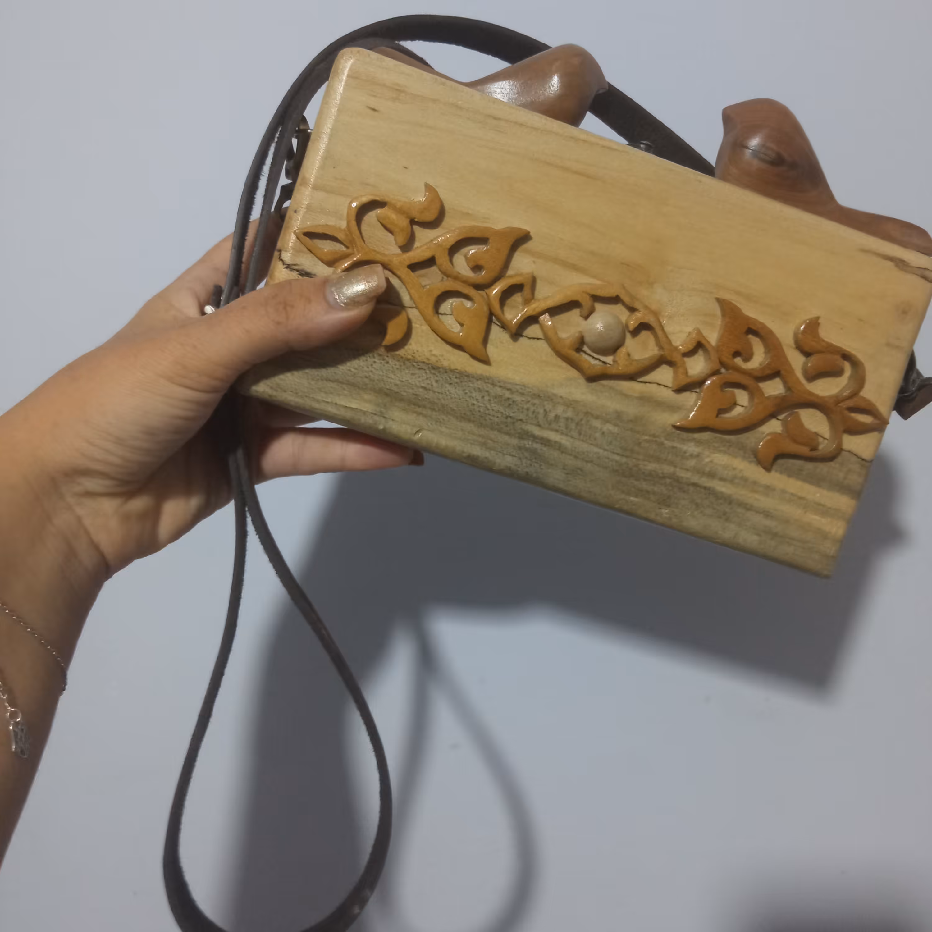کیف دوشی چوبی با بند چرم شتر طبیعی