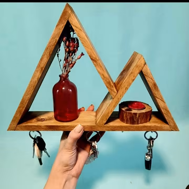جاکلیدی چوبی طرح مثلث به همراه 5 عدد آویز گیره طول 35 سانت و ارتفاع 24 سانت 