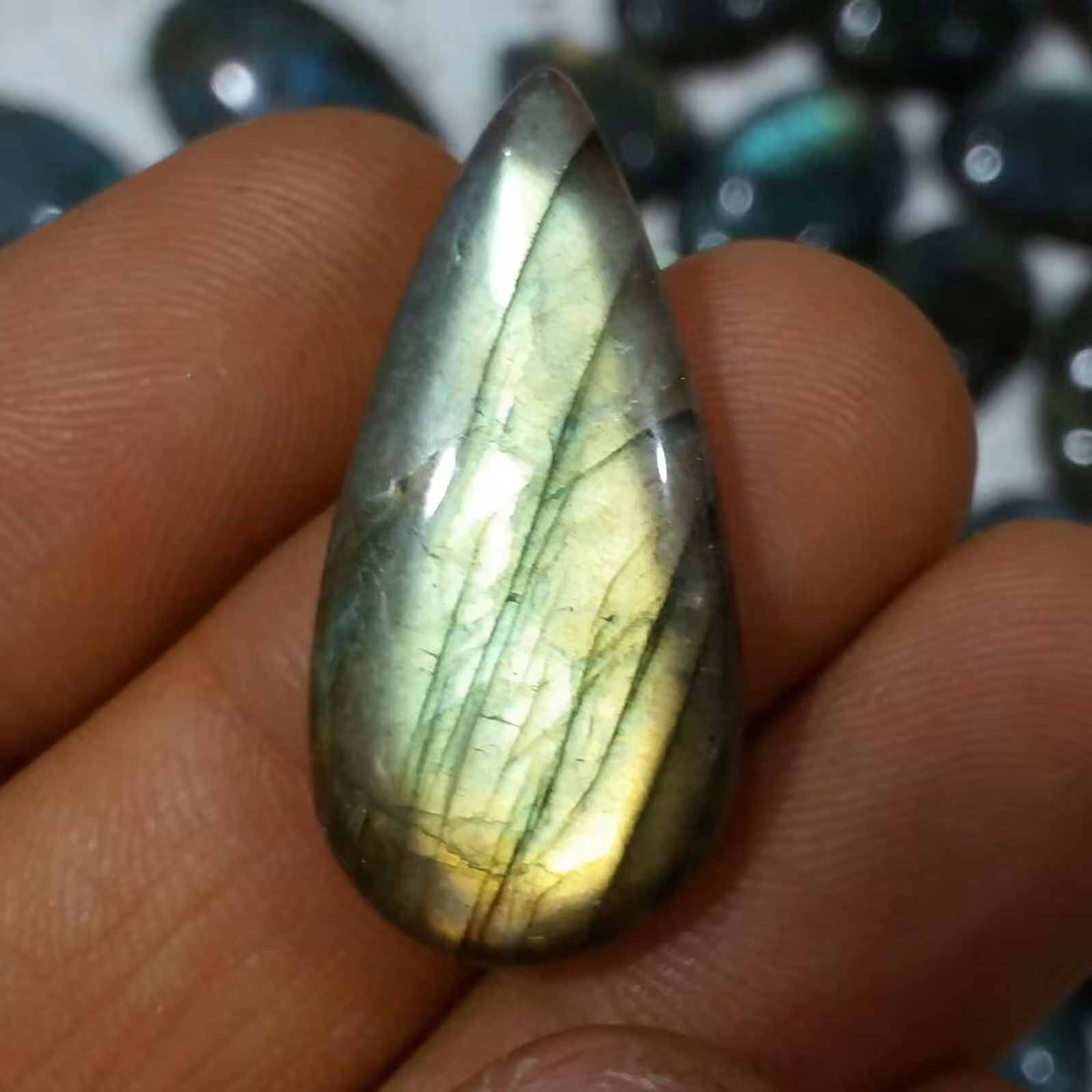 نگین لابرادوریت وارداتی از کشور لابرادور کانادا با تلالوئ بسیار بی نظیر و کمیاب کد 11449