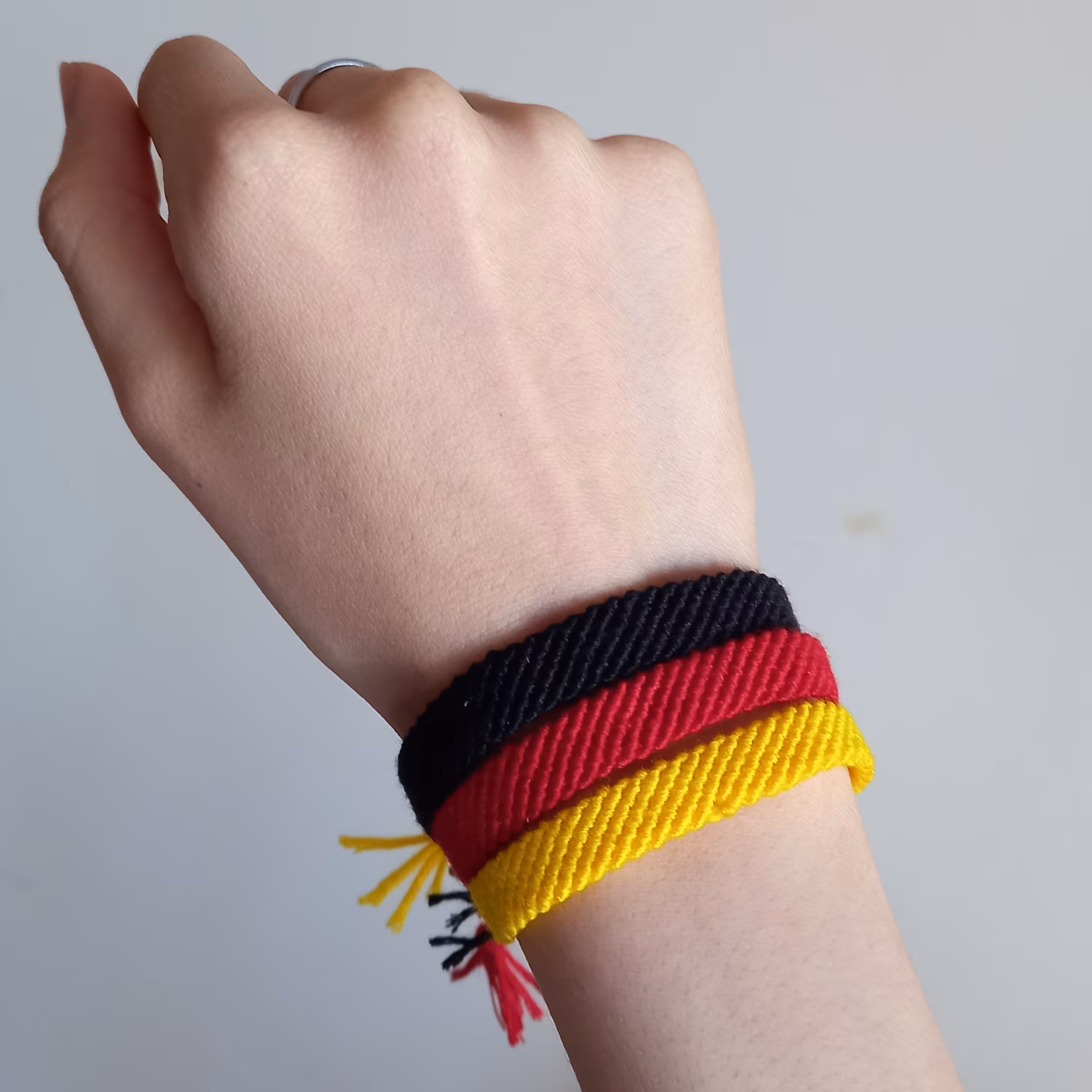 دستبند دوستی دستبافت طرح مکس (سه عددی) (قرمز و زرد و مشکی) محصول گوزن آبی