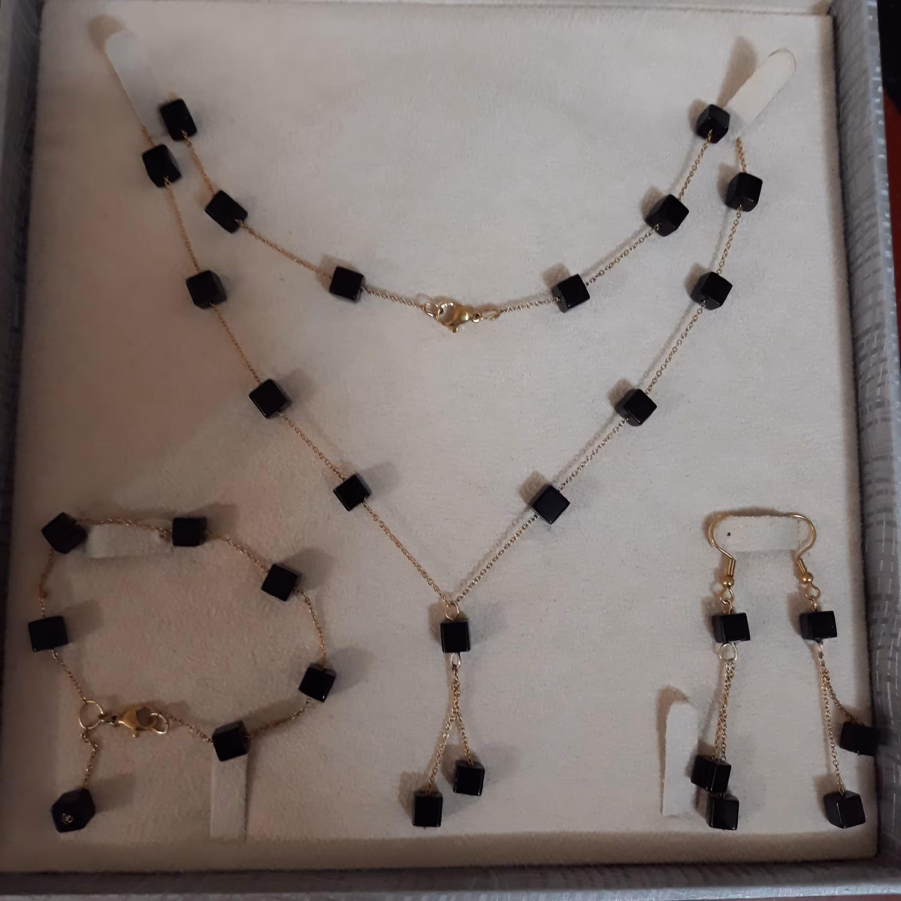 ست کامل گردنبند گوشواره و دستبند سنگ مکعبی مشکی(اویز دار)