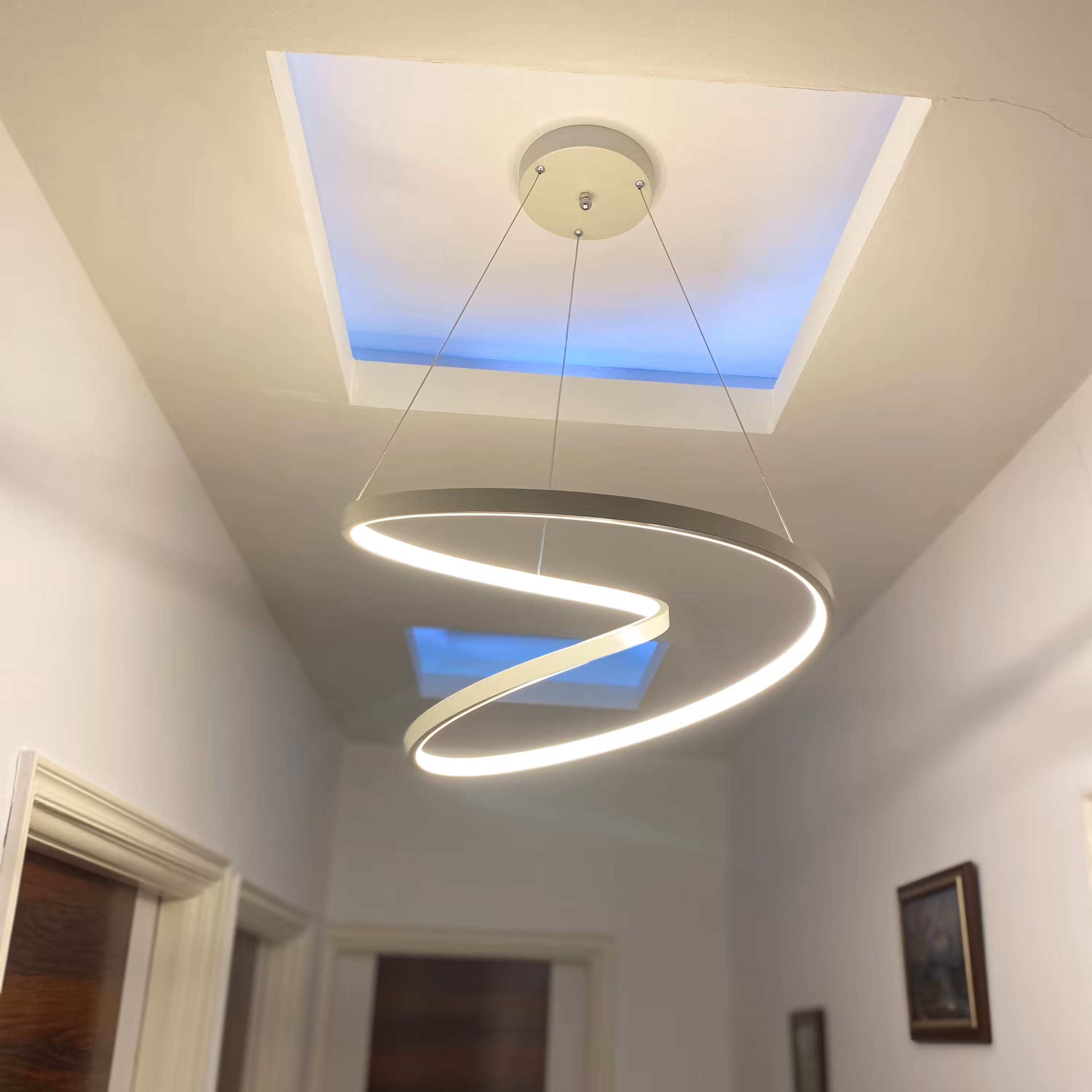 لوستر مدرن طرح دایره پیچ رنگ بدنه سفید نور آفتابی