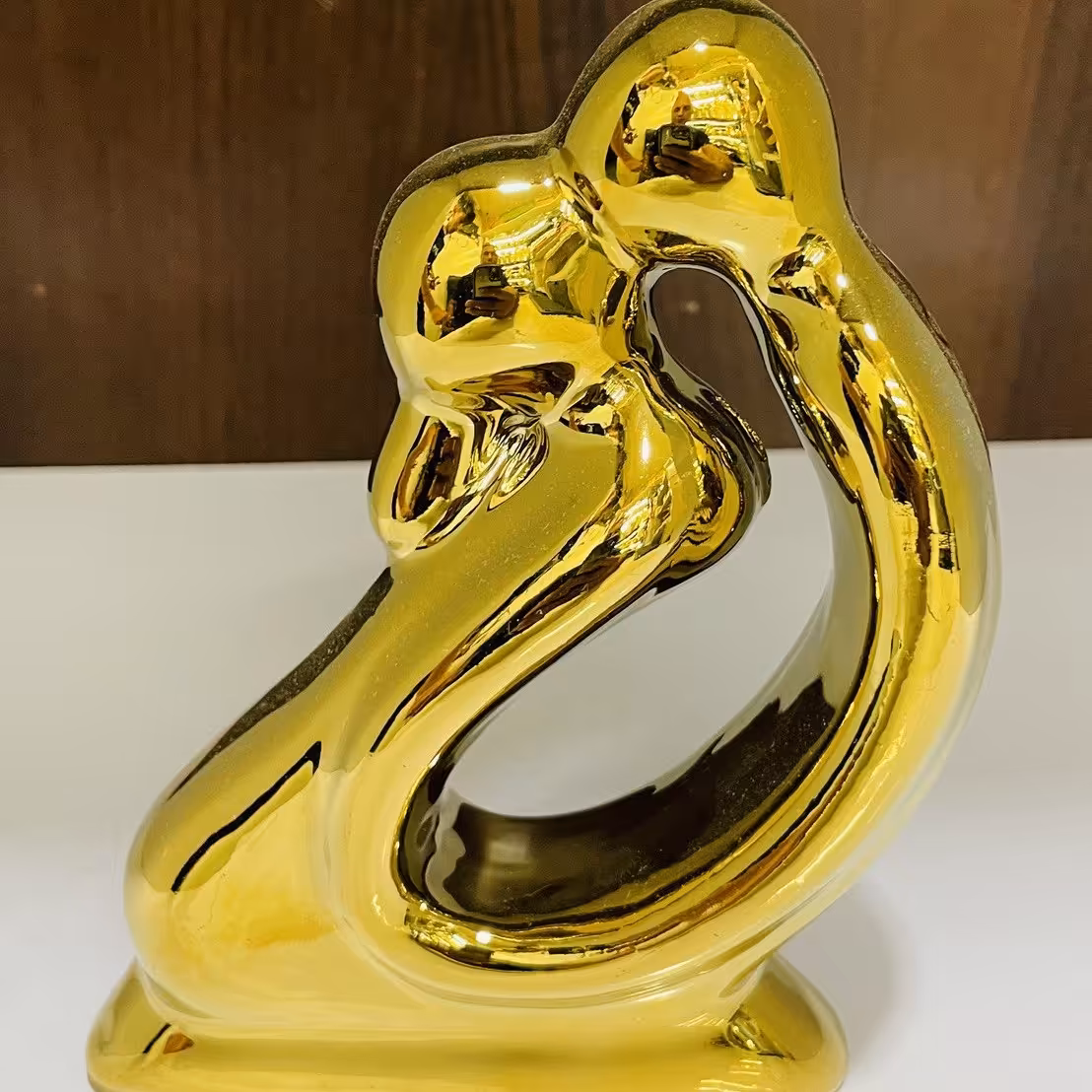 تندیس مهر و بوسه طلایی