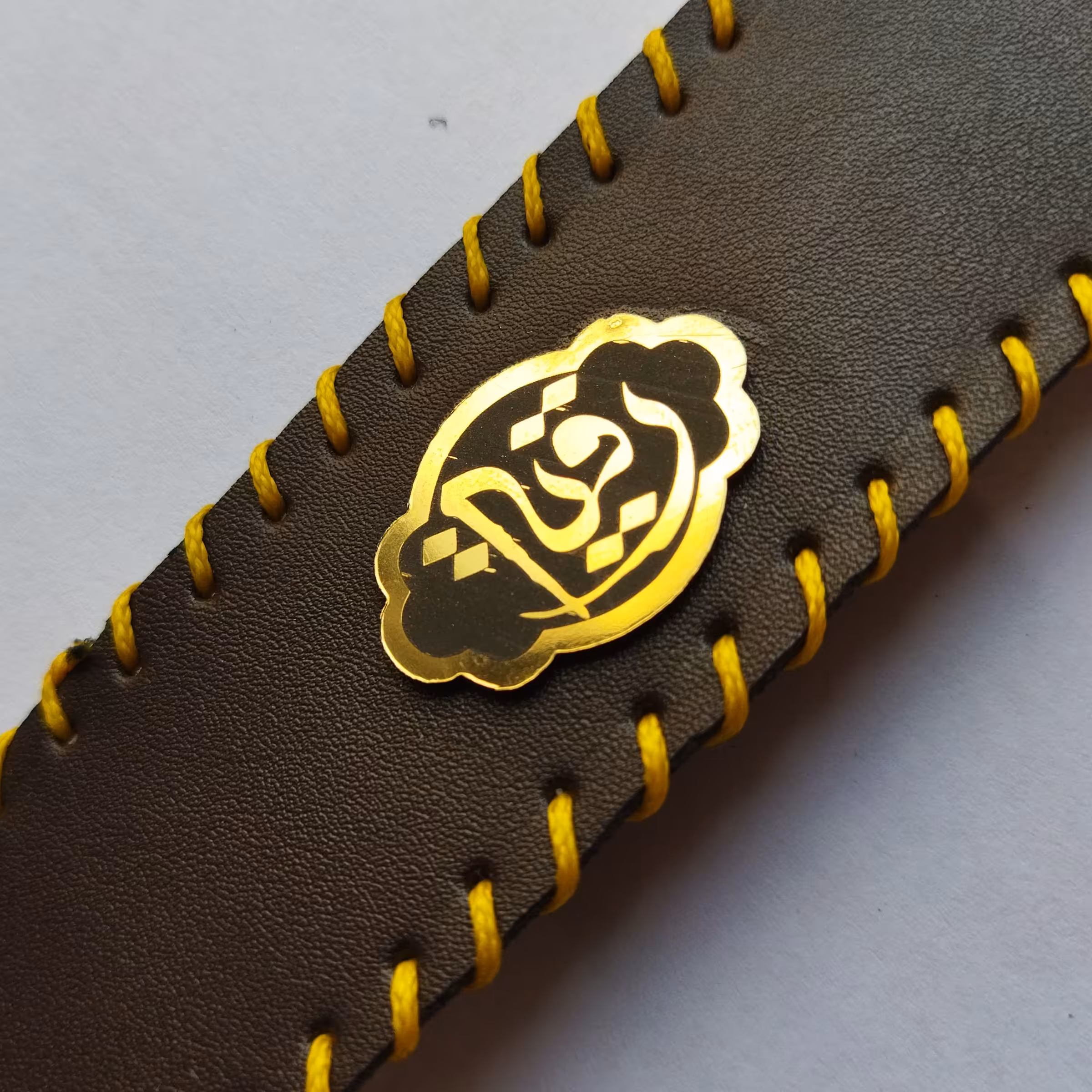 دستبند چرم.دستبند چرم مذهبی.محرمی.دستبند چرم دست دوز.نگین یا زینب