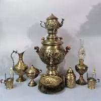 سرویس سماور برنجی قلمزنی زغالی ذغالی آنتیک نانو با سینی و جام چراغ و گالش انگاره و استکان و تمام جهیزیه در تصویر 