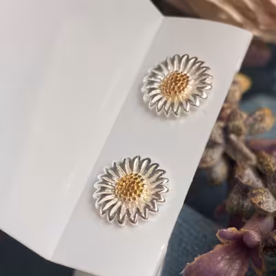 گوشواره نقره مدل گل بابونه عیار 925 گوشواره نقره ی میخی