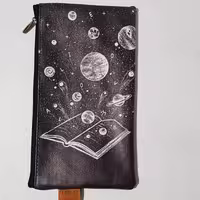 جامدادی.جامدادی تک زیپ.داخل استردوزی شده.جنس چرم صنعتی.مدل کهکشانی