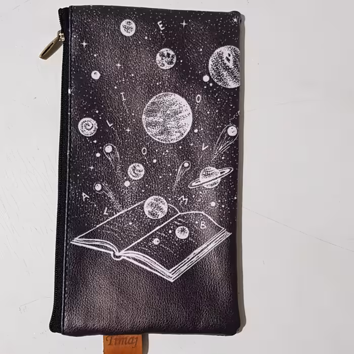 جامدادی.جامدادی تک زیپ.داخل استردوزی شده.جنس چرم صنعتی.مدل کهکشانی