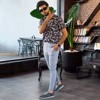 پکیج شلوار مردانه طوسی روشن مدل Aflakپیراهن هاوایی آبرنگی مربعی مردانه مدل T22ساعتLED طوسی مدل W330