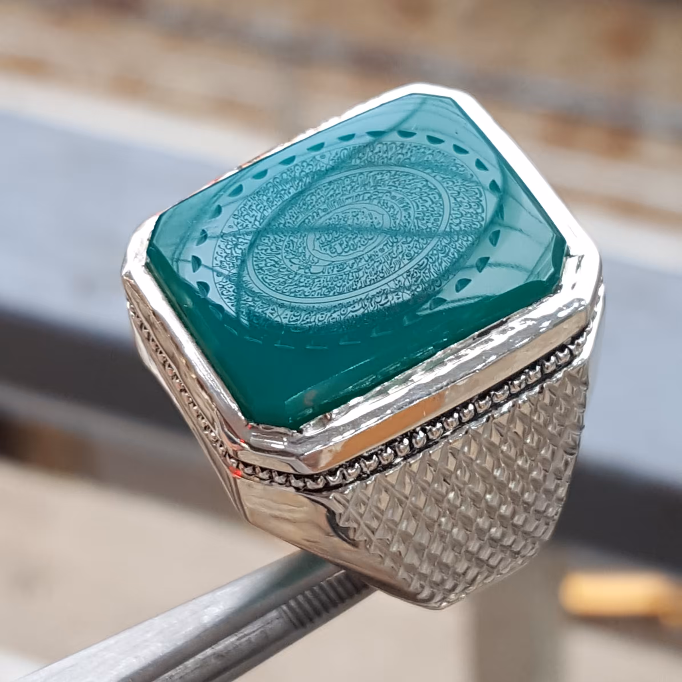 نگین عقیق سبز 



ذکر های روی نگین 
و من یتق الله
ناد علی 
ذکر 14 معصوم 
لا اله الا اللهالملک الحق المبین
لا اله الا الل