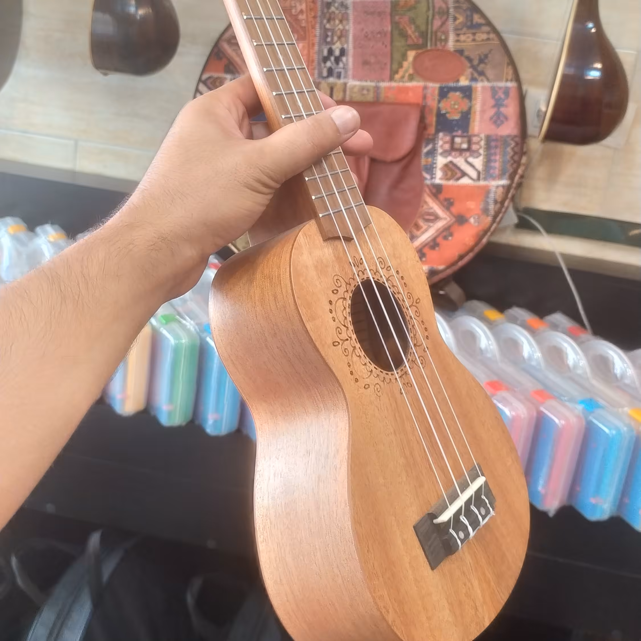 یوکوللی نو به همراه کارتن