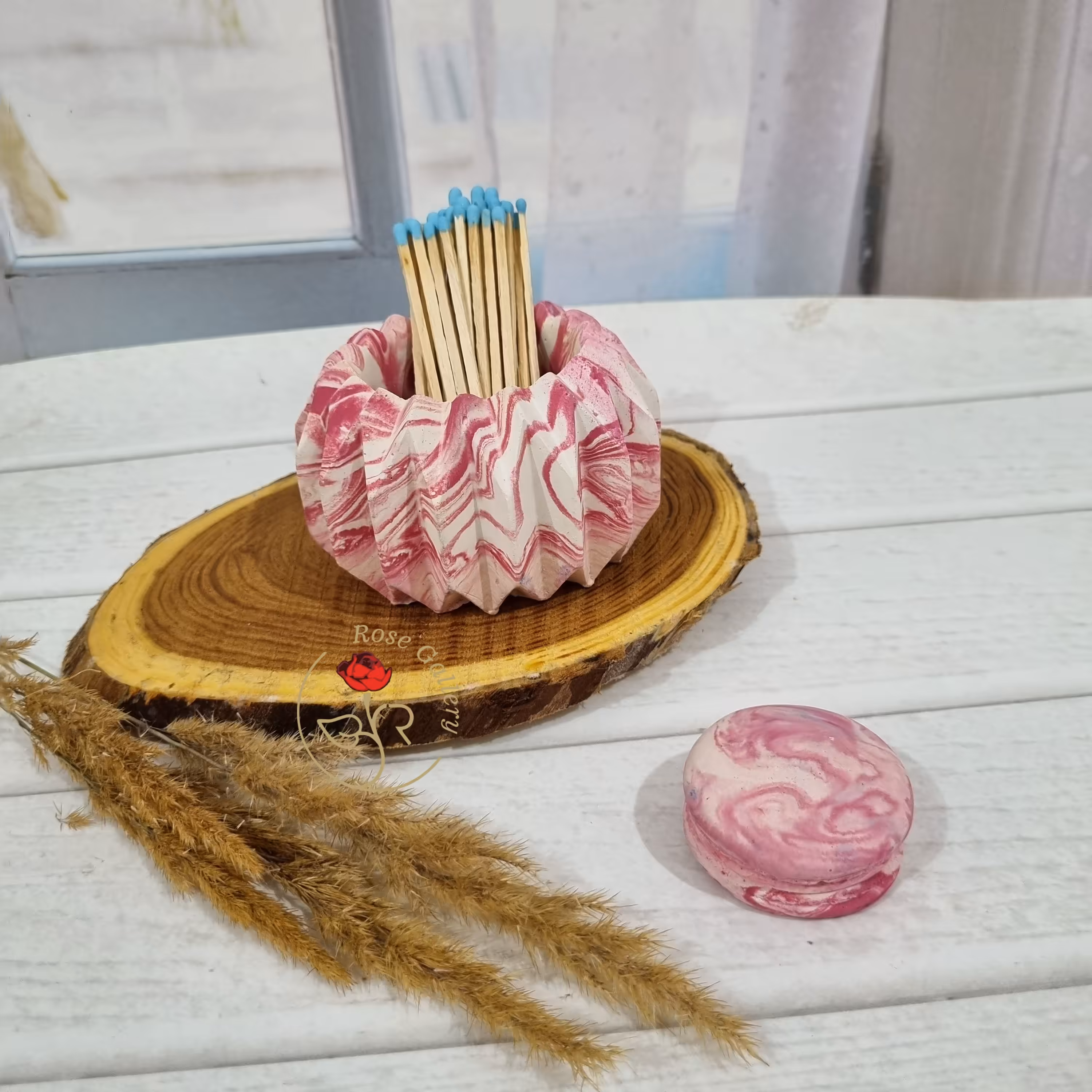 گلدان بتنی طرح شیار دار  یا  جا شمعی بتنی شیاردار  مدل کنگره رنگ قرمز