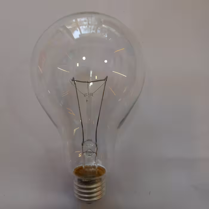 لامپ 200 وات پر مصرف معمولی برند پارس شهاب بدون گارانتی تعویض و دارای رنگ زرد