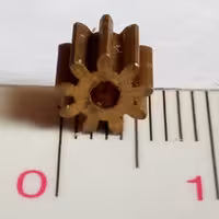 چرخدنده 9 دنده فلزی  مدول 0.5 سوراخ 0.2 پهنای 5 مناسب برای سر محور آرمیچر