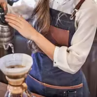 پیش بند جین کافی شاپی با بند قابل تنظیم متناسب با قد افراد 