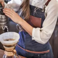 پیش بند جین کافی شاپی با بند قابل تنظیم متناسب با قد افراد 
