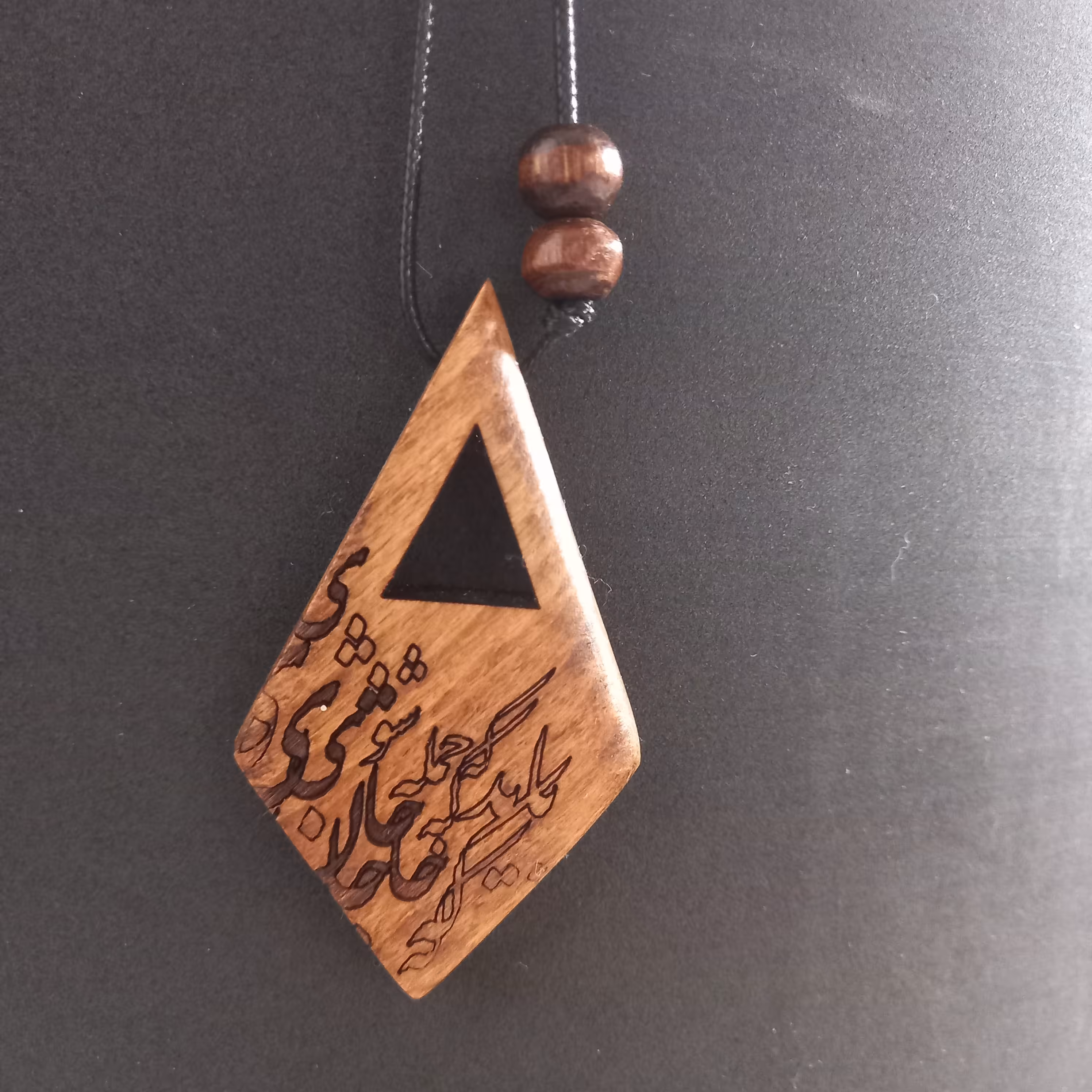 گردنبند چوبی شعرنوشته رنگ قهوه ای وزن 6گرم دارای مهره شیک و اسپرت